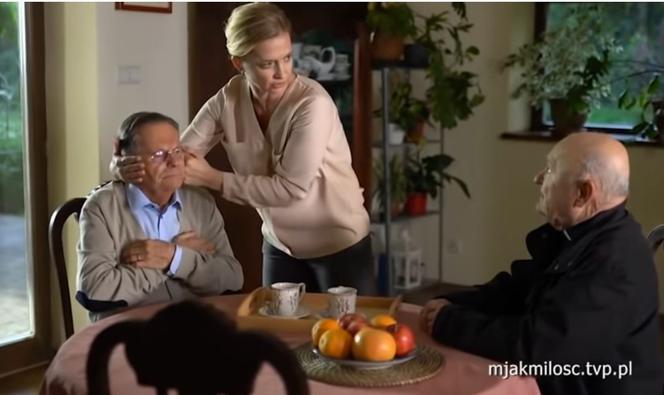 M jak miłość. Józef Modry (Stefan Friedmann), opiekunka Ola (Magdalena Rembacz), ksiądz (Maciej Damięcki)