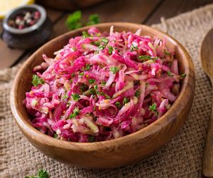 Surówka z 4 składników, która zaskoczy każdego. Różowy hit obiadowy