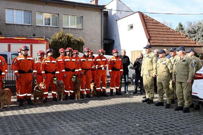 Strażacy przyszli pod dom komendanta, żeby go pożegnać. Mieli ważny powód