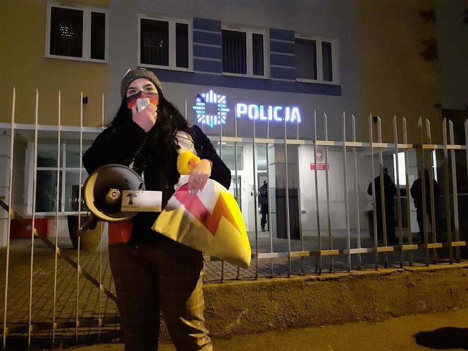Strajk kobiet w Toruniu. Protest pod komendą policji. "Tchórze, tchórze!" 