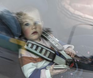 Wystarczyła chwila nieuwagi. Roczna dziewczynka uwięziona w aucie