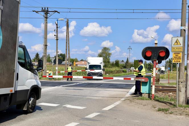 Kierowcy łamią przepisy, więc PKP chciało zamknąć rogatki w Ołtarzewie. Nie wyszło! 