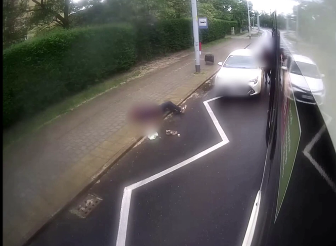 Kobieta potraciła pieszego wysiadającego z tramwaju. Policja opublikowała szokujące nagranie!