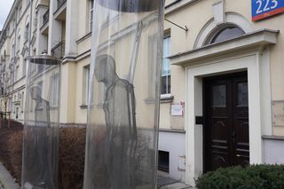 Instalacja znajduje się przy wejściu do kamienicy w Alei Niepodległości pod numerem 223