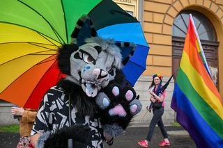 17. Wrocławski Marsz Równości wystartował. Na trasie pojawili się przeciwnicy 