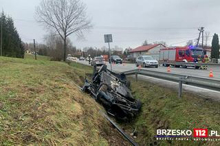 Dachowanie bmw w Tworkowej. Kierowca w stanie ciężkim trafił do szpitala