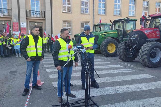 8 marca rolnicy protestowali przed Delegaturą Urzędu Wojewódzkiego w Koszalinie.