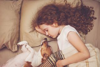 Toksokaroza. Czy zarażenie glistą kocią lub glistą psią jest groźne dla dzieci?