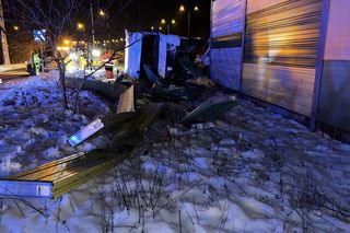 Miał 2,5 promila i kierował ciężarówką! Ciężki pojazd wbił się w bariery pod Serockiem