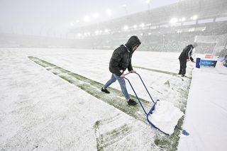Burze śnieżne i wiatr paraliżują Polskę