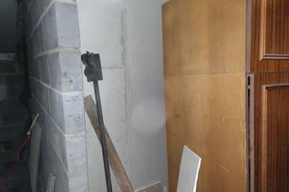 29-latek ukrywał się w ścianie przed policją