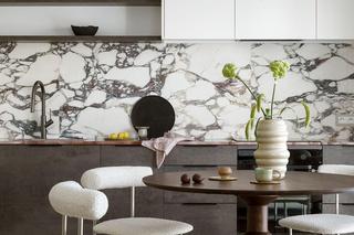 Kobiecie mieszkanie w stylu paryskim i śródziemnomorskim