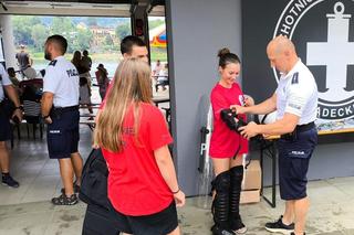 Policjanci nad Jeziorem Rożnowskim przypominali o bezpieczeństwie nad wodą 