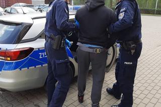 Miał do odsiadki 2 lata, teraz grozi mu nawet 10. Próbował rozjechać policjantów!