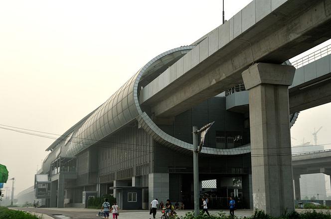 Stacja Changyang, metro Pekin - jedna z 227 stacji metra w Pekinie istniejących w 2013 roku. Z koncem 2015 roku sieć metra ma liczyć aż 420 stacji!
