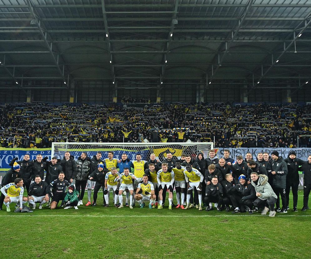 Radość piłkarzy Motoru Lublin po wygranej w meczu z Radomiakiem Radom