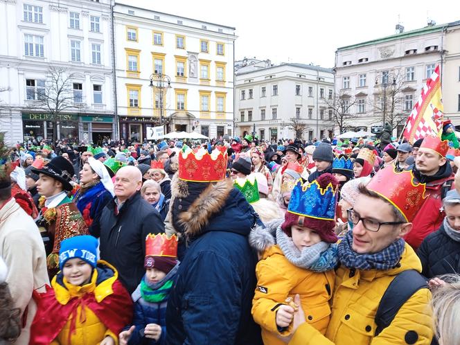 Kolorowy i rozśpiewany orszak Trzech Króli 2023 przeszedł ulicami Krakowa 