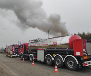 Kilkanaście wozów strażackich gasiło pożar miejscowości Kalinowy Dół 