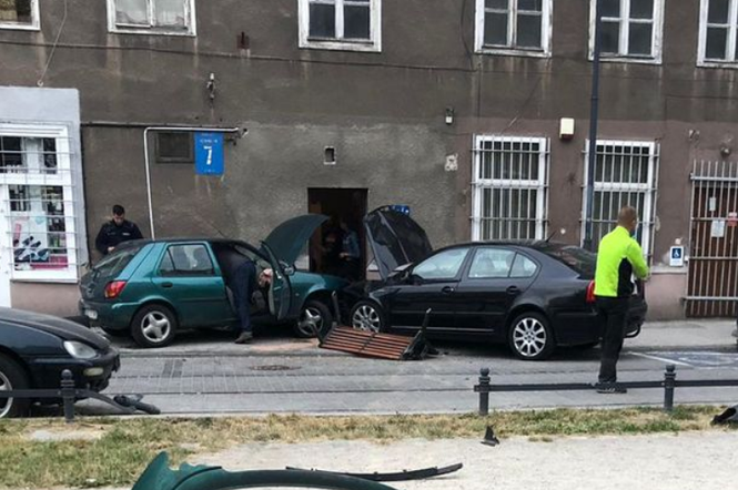 Gdańsk: Wjechał samochodem w kamienicę! [ZDJĘCIA]