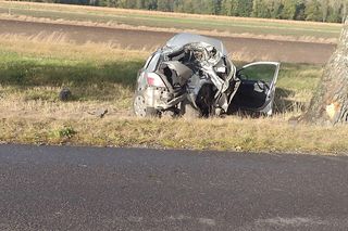 Tragedia na drodze. Opel wbił się w drzewo, kobieta zmarła w szpitalu