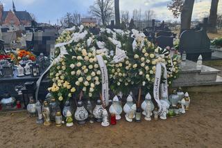 Dramat w Wadowicach Górnych. Grób  młodego chłopaka tonie w kwiatach [ZDJĘCIA]