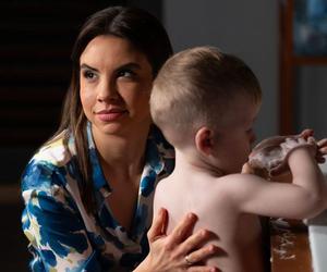 M jak miłość odc. 1803. Borysek (Tymon Szkopek), Aneta (Ilona Janyst)