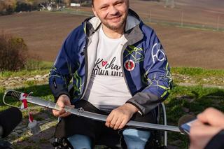 Dariusz Bartosik zbiera na protezy