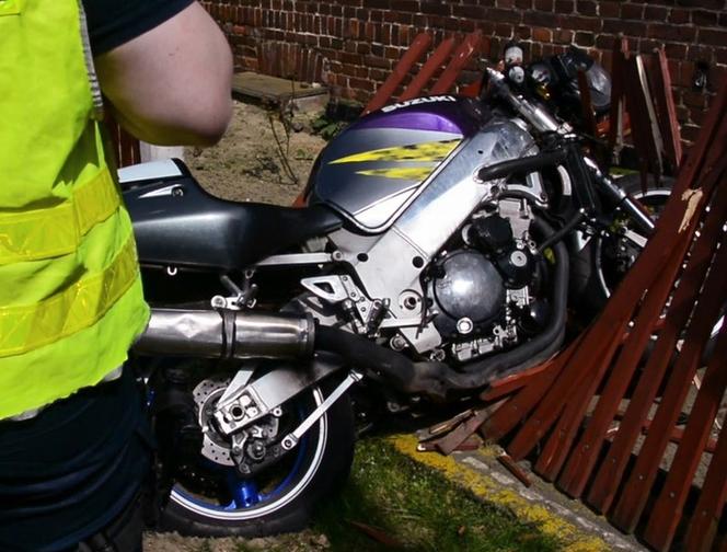 25-letni motocyklista potrącił policjanta, po czym sam rozbił się na płocie