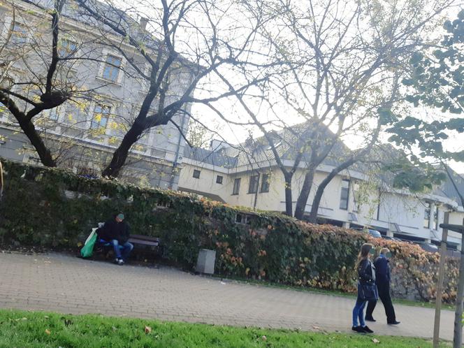 Bezdomny koczuje w centrum Tarnowa