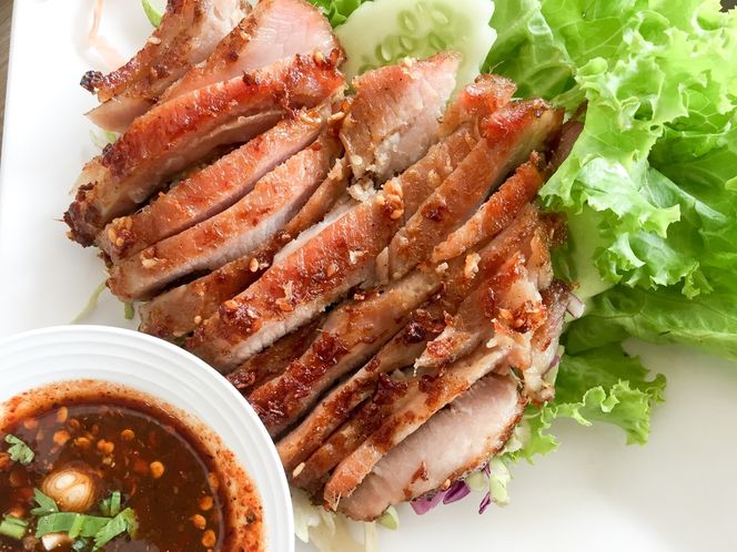 Karkówka pieczona w winnym sosie: przepis na schab karkowy w sosie