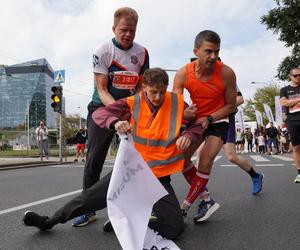 Szokujący incydent podczas maratonu. Biegacze ściągali z trasy aktywistów!