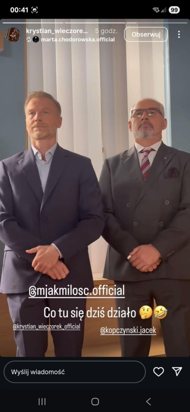 M jak miłość. Andrzej Budzyński (Krystian Wieczorek), Adam Werner (Jacek Kopczyński)) na planie