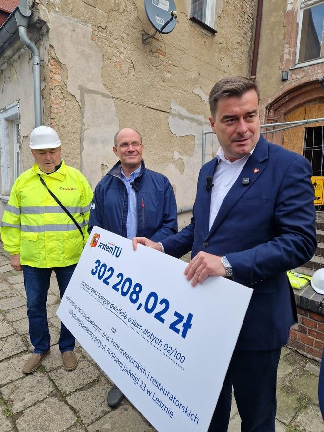 Zabytkowa kamienica przy Królowej Jadwigi w Lesznie odzyska dawny blask