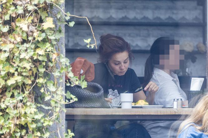 Małgorzata Socha stroi miny przy bajglu