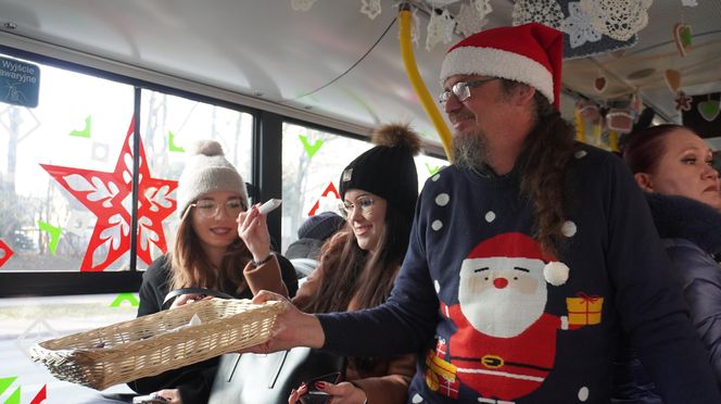 Mikołajkowy trolejbus wyjechał na ulice Lublina! Jakie dekoracje świąteczne zdobią jego wnętrze? Zobacz koniecznie