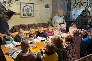 Dzieci posprzątały las i miały lekcję ekologii w terenie. Pomogła firma z Iławy