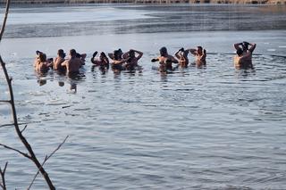 Lodowata woda im niestraszna! Za nami kolejne morsowanie w Pieckach pod Bydgoszczą