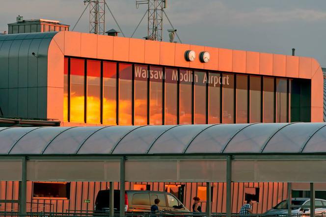 Modlin się rozbudowuje. Będzie hotel, linia kolejowa i większy terminal