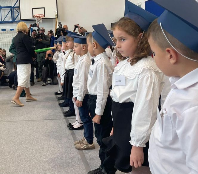 Pierwsza Dama uczciła z uczniami 100 lat od nadania imienia Stefana Batorego Szkole Podstawowej w Liwie
