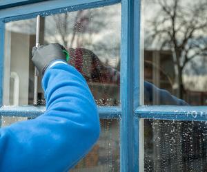 Ten trik na mycie okien jest hitem w sieci. TikTokerka podzieliła się sprawdzonym sposobem