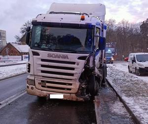 Pękła opona w tirze, zderzył się z samochodem osobowym. Wypadek na DK 12 niedaleko Leszna