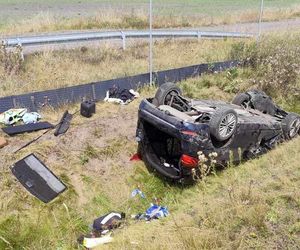 Auto uderzyło w bariery na S5 i dachowało! Przeżył pies, kierowca zginął