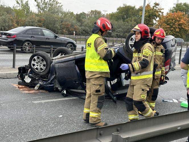 Wypadek na S8 w Warszawie, są ranni. Samochód dachował