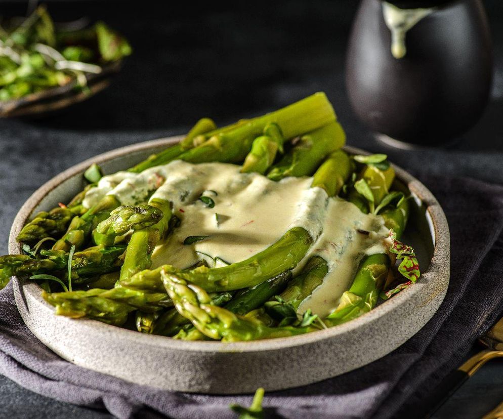 zielone szparagi w sosie z sera pleśniowego