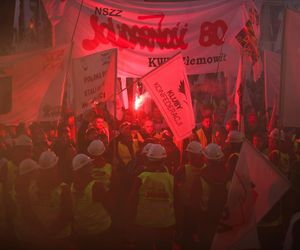 Tysiące związkowców na ulicach Katowic. Trwa „Marsz gwiaździsty”: Walczymy o Śląsk i o przemysł, żeby nie umarł [GALERIA]