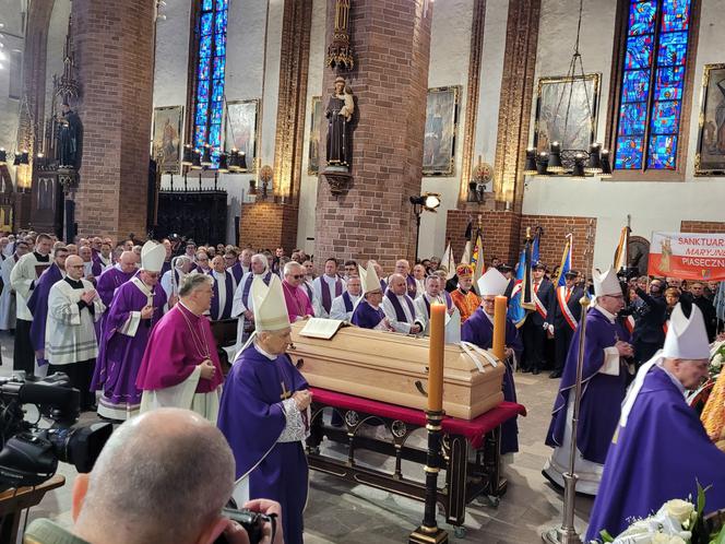 Msza św. pogrzebowa abp. Edmunda Piszcza