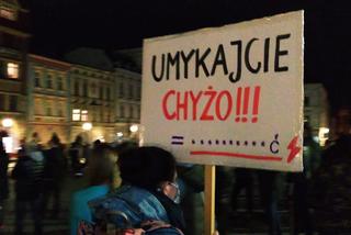 Strajk kobiet w Olsztynie. Tłum protestujących rośnie w siłę! Młodzież opanowała miasto