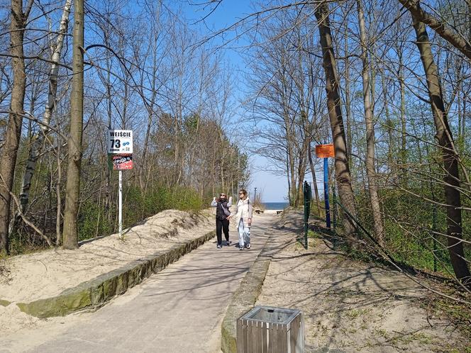 Mieszkańcy korzystają ze słonecznej pogody. Na plaży w Jelitkowie widać już pierwszych spacerowiczów!