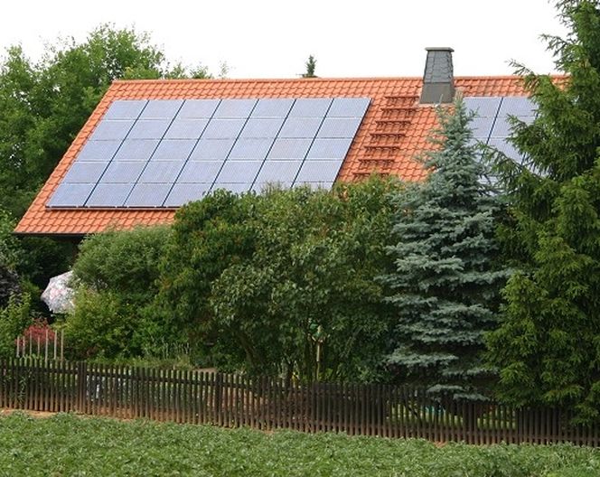 Prąd w domu energooszczędnym: fotoogniwa i turbiny wiatrowe
