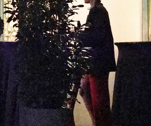 Anna Lewandowska w nocy pali elektryczne papierosy